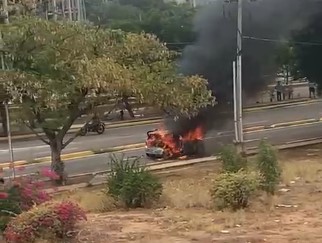Por gasolina puyada? Van varios autos incendiados en Maracaibo